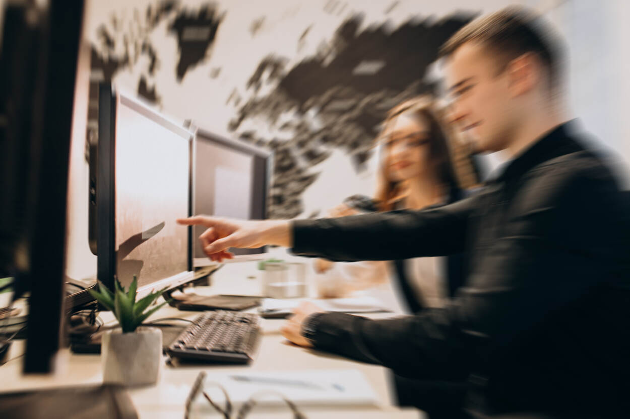 Twee mensen kijken samen naar een computerscherm