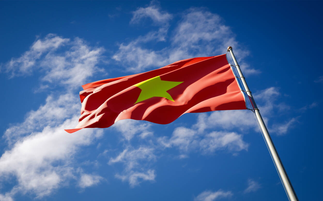 De vlag van Vietnam met blauwe lucht op de achtergrond