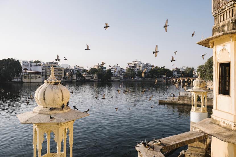 Uitzicht op de stad Udaipur in Rajasthan, India